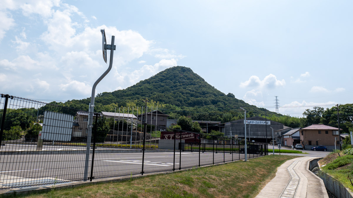 羽床富士と呼ばれている堤山